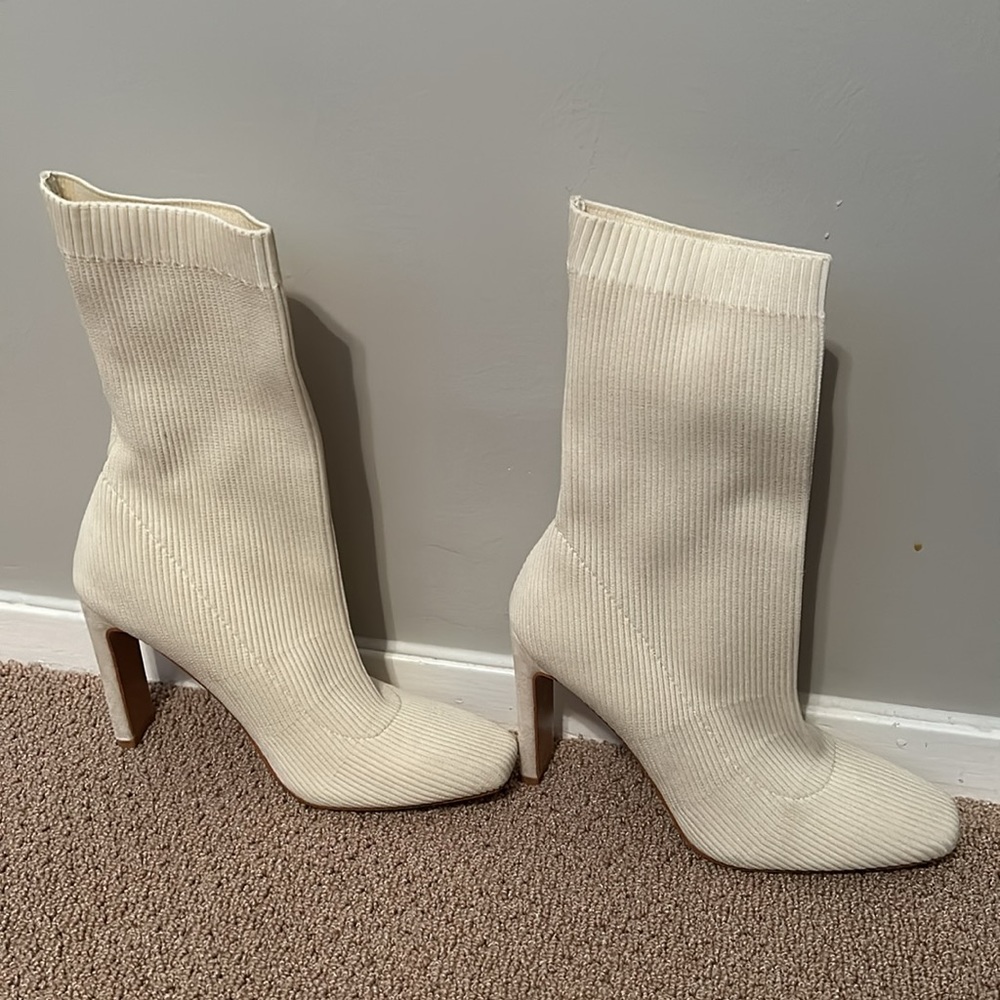 NWOT Cuccoo ivory sock boots